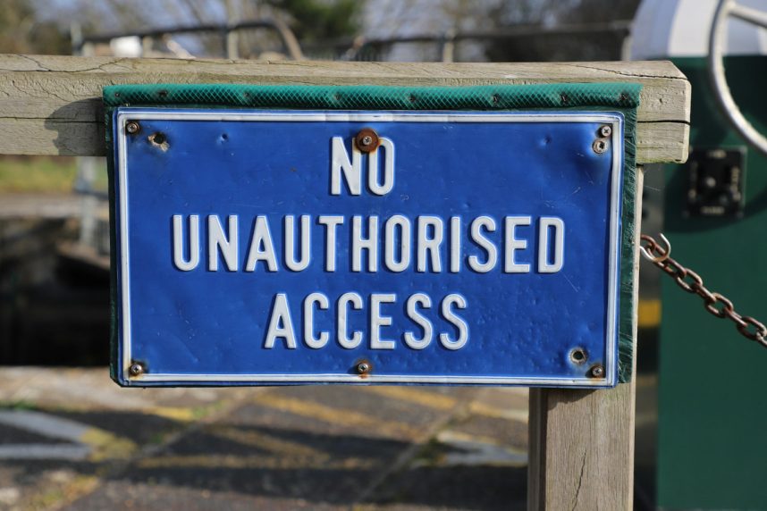 Schild „Unautorisierter Zugang verboten“