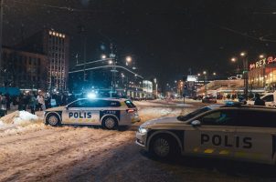 Finnische Polizei im Schnee