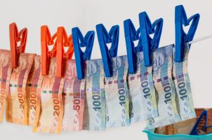Geldscheine an Wäscheleine