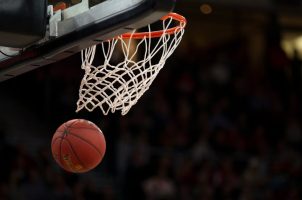 Basketball und -korb