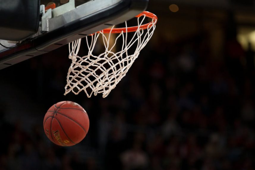 Basketball und -korb