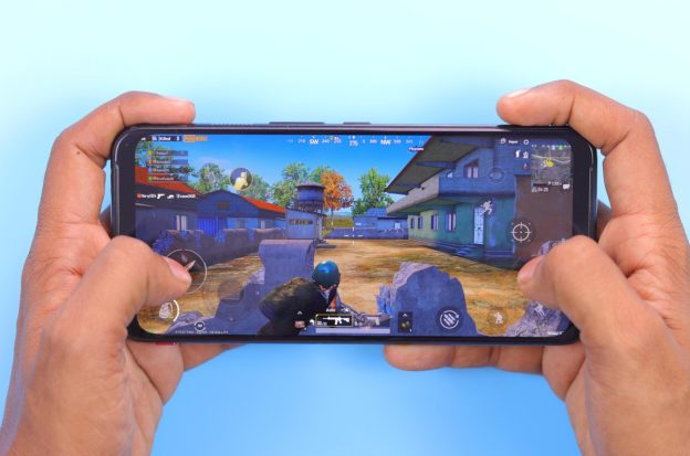 Hände halten Smartphone mit Game