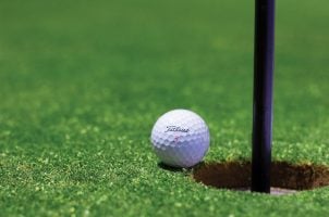 Golfball am Loch