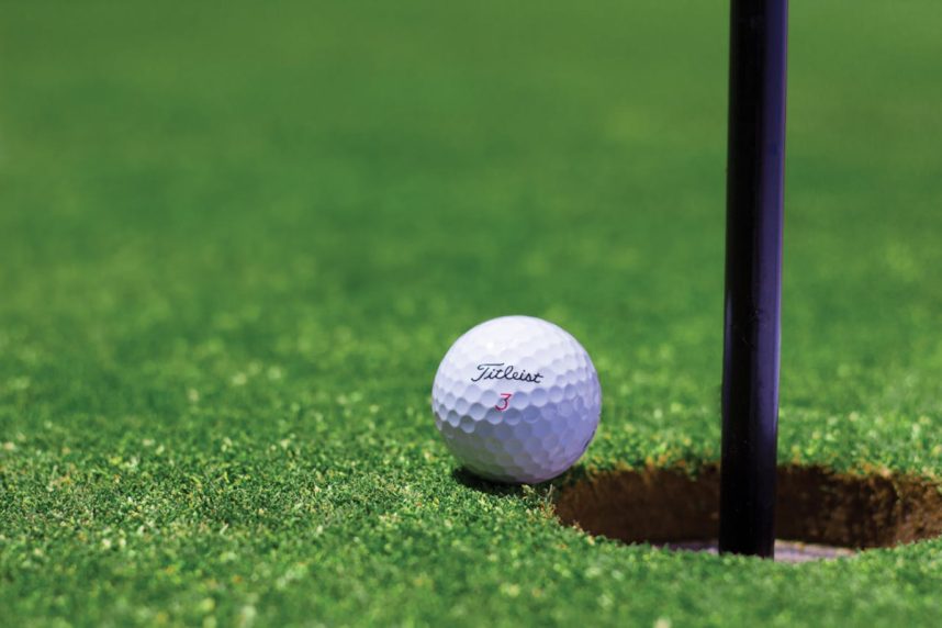 Golfball am Loch