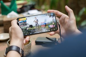 Jugendlicher mit Smartphone-Game