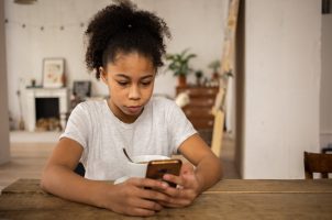 Mädchen am Smartphone