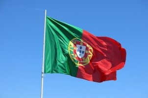 Droht ein Ende der Glücksspielwerbung? (Bild: Pixabay/b1-foto) Portugiesische Fahne