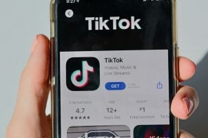 Smartphone mit TikTok-App