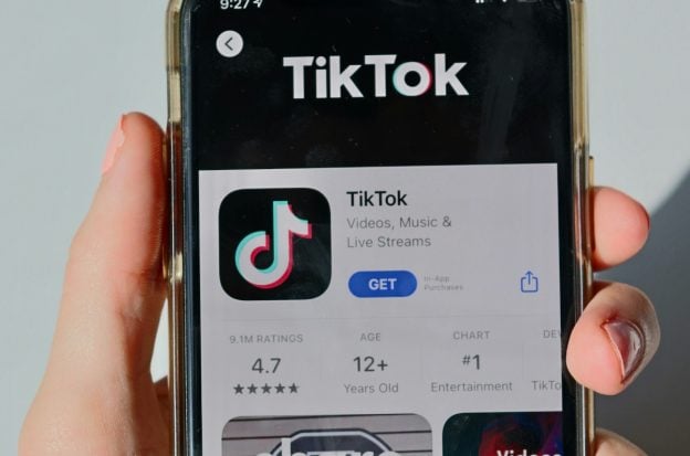 Smartphone mit TikTok-App
