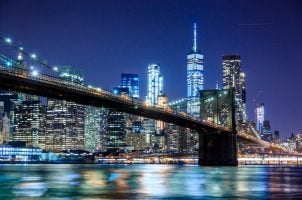Brooklyn Bridge und Skyline von New York