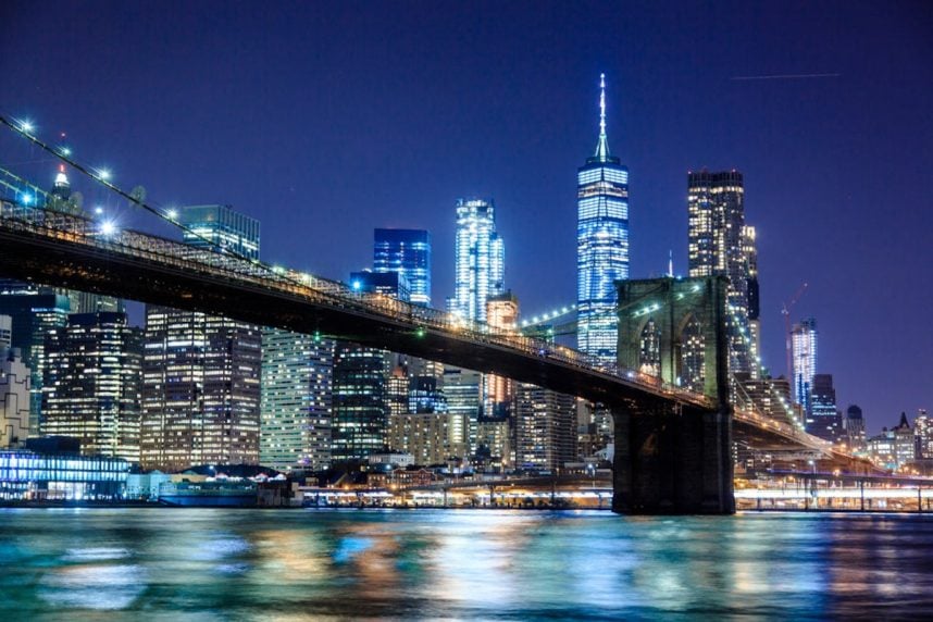 Brooklyn Bridge und Skyline von New York