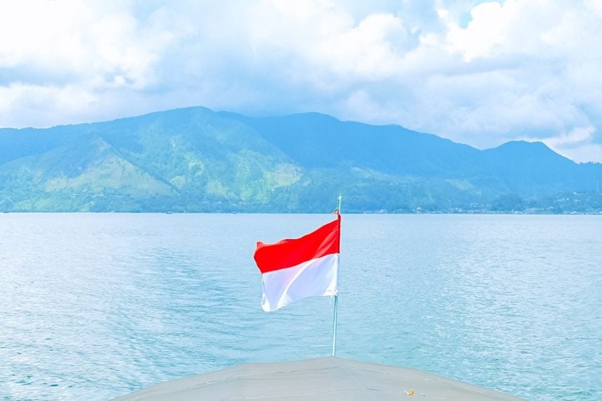 Indonesische Fahne vor Naturkulisse