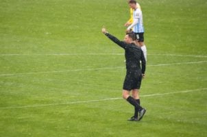 Schiedsrichter und Spieler