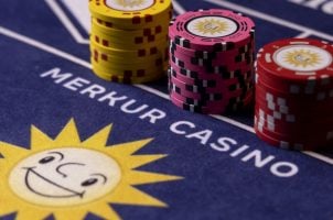 Spieltische mit Merkur-Sonne und -Jetons