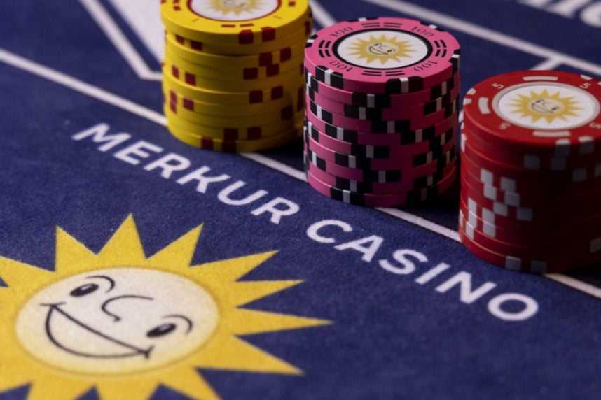 Spieltische mit Merkur-Sonne und -Jetons