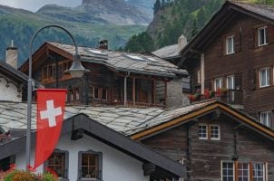 Schweizer Fahne, Dorf, Berg