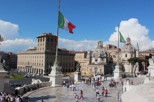 Platz in Italien mit Fahne