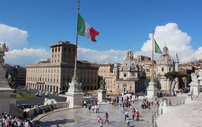 Platz in Italien mit Fahne