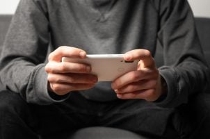 Mensch hält Smartphone