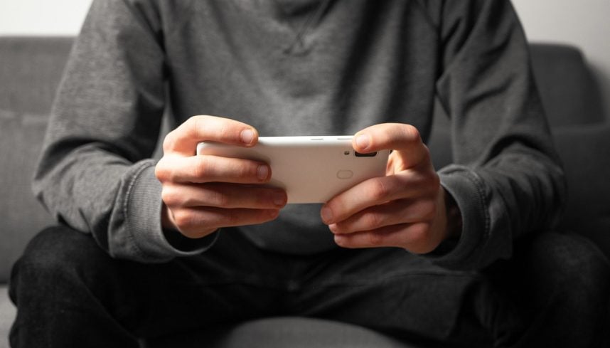 Mensch hält Smartphone