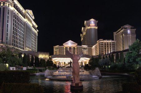 Caesars junior bondholders fight restructuring