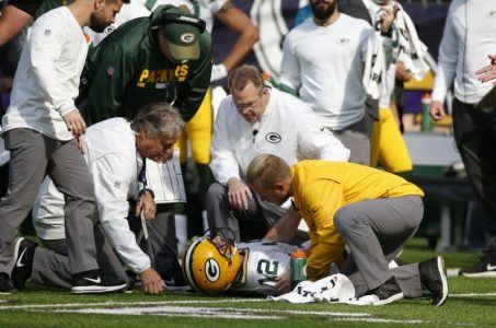 Aaron Rodgers injures collarbone