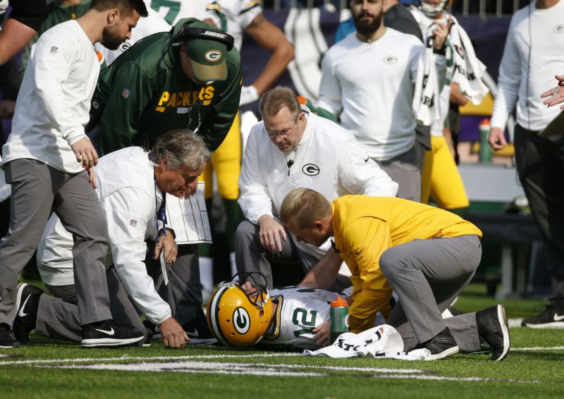 Aaron Rodgers injures collarbone