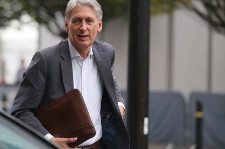 Philip Hammond supports FOBT crackdown on betting industry