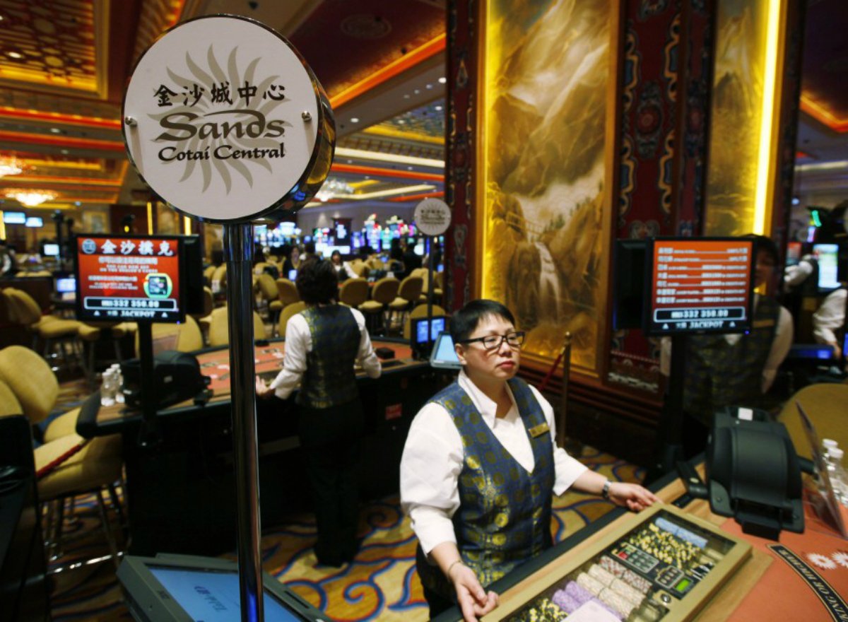 Macau casino workers salary wage bonus