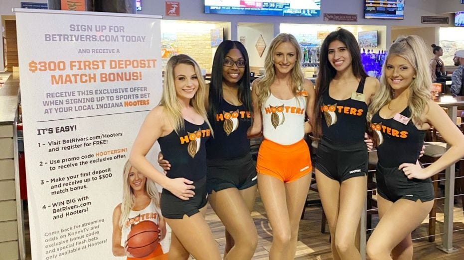Hooters Announces Sports Betting Partnership with BetRivers Mobile App