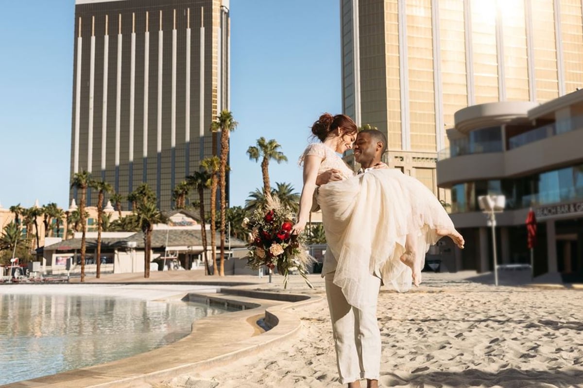 Unusual Las Vegas weddings: Get married by plane, ship or coaster - Las  Vegas Sun News