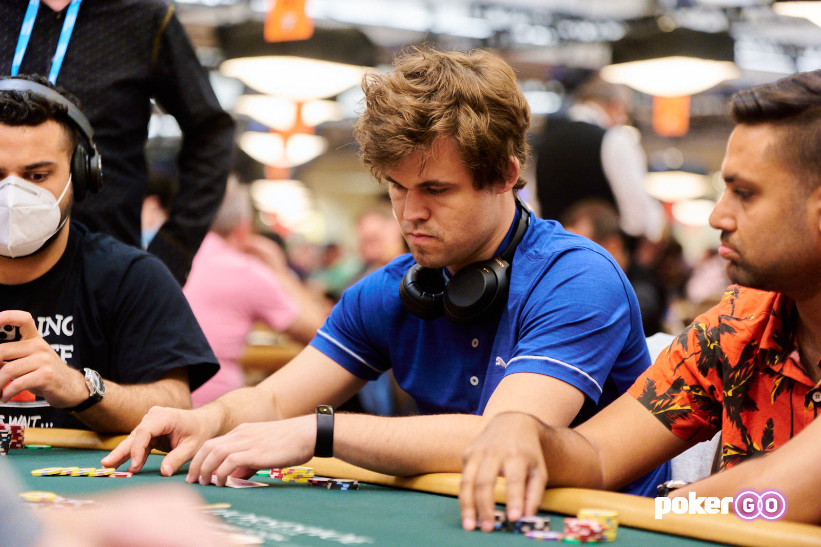 Juara Catur Mencairkan Cek untuk Cip Poker