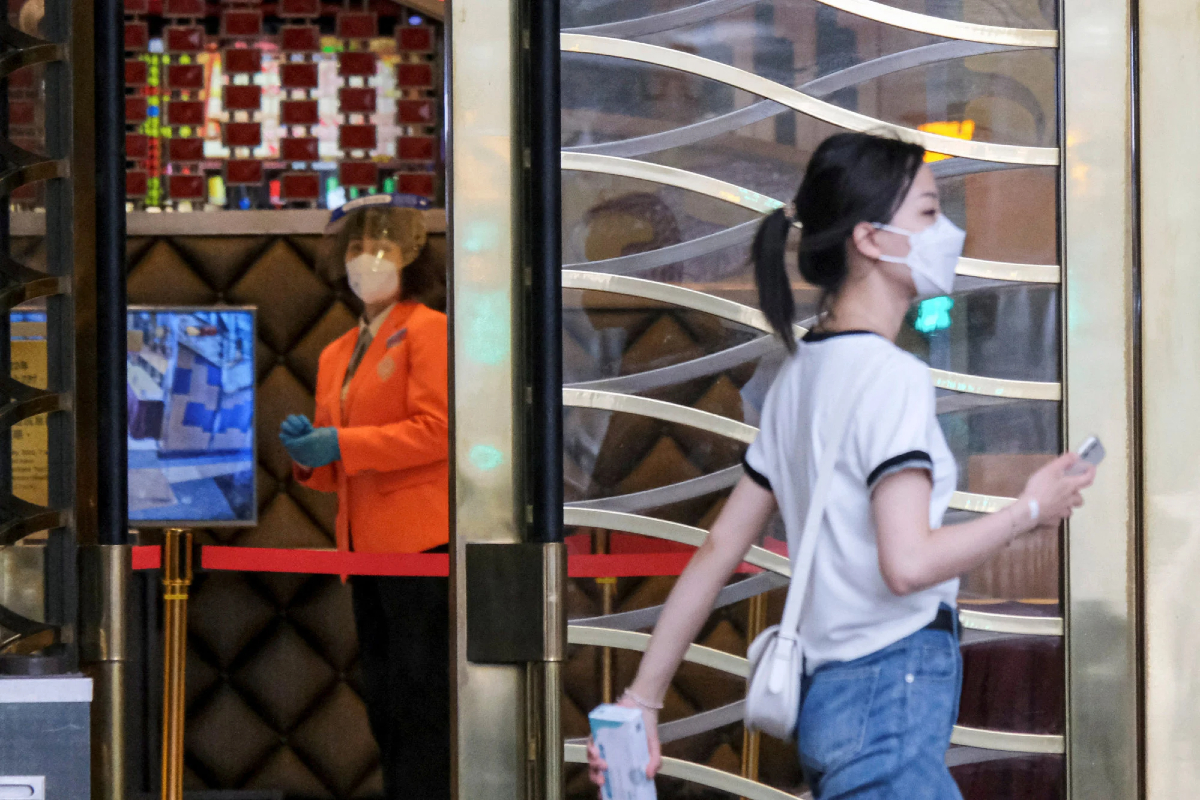 Macau Mengatakan 200K Ujian COVID Pertama Negatif, kerana Kasino Derita Menunggu Keputusan