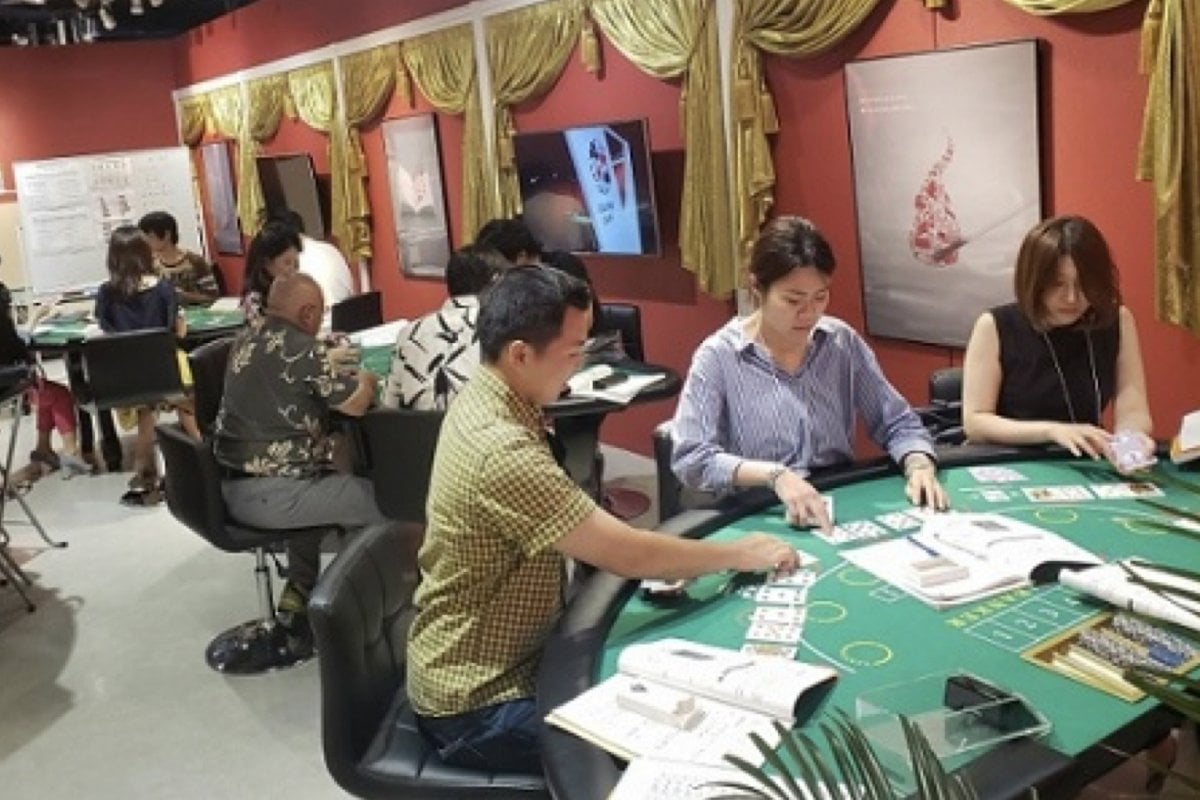 Dealer meja judi sekolah Kasino Jepang
