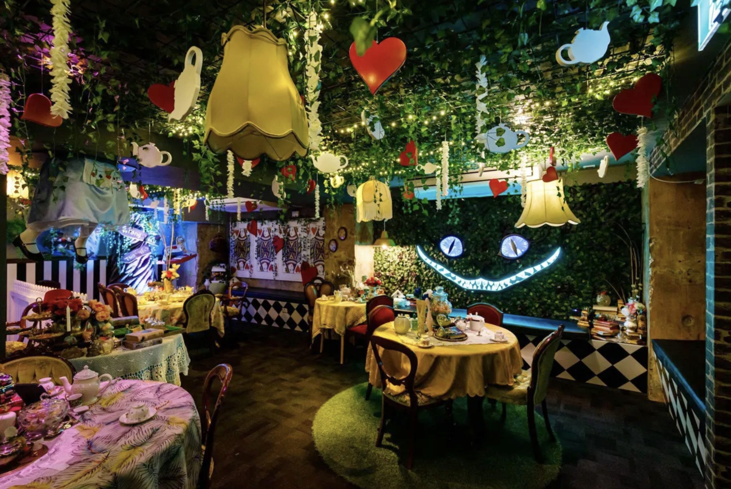 ‘Alice in Wonderland’ Themed Cocktail Experience Tripping into Las ...