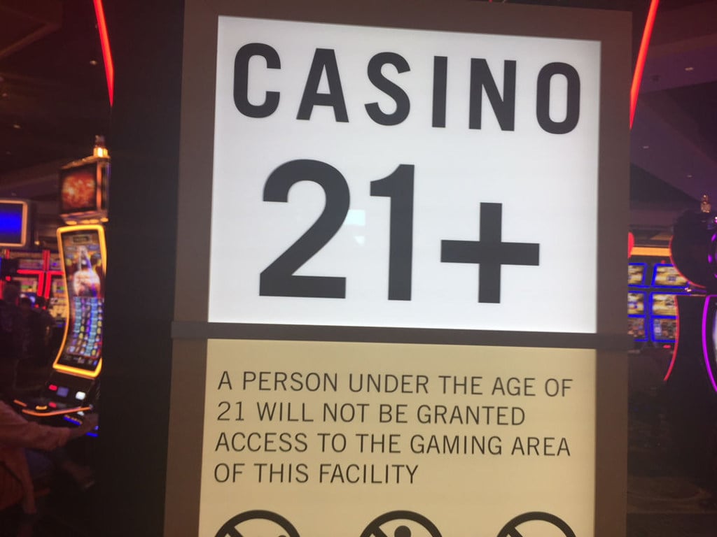 Persyaratan usia perjudian kasino online berusia minimal 21 tahun