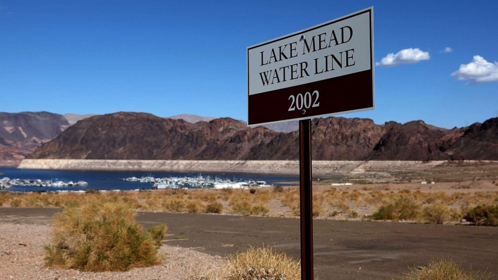 Garis air Danau Mead menandakan kekeringan