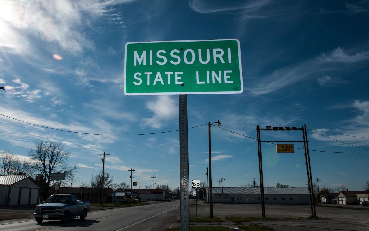 Missouri State Line sign