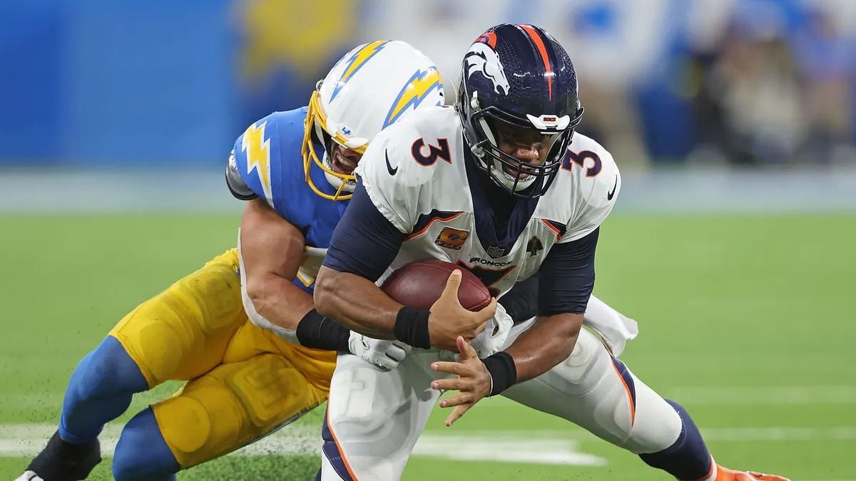 Denver Broncos QB Russell Wilson Turun dalam ‘Monday Night Football’
