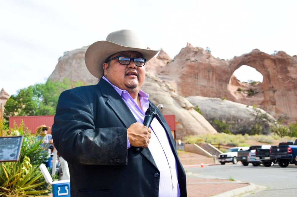 Pemimpin Negara Navajo Mendapat Flak Untuk Snap Kasino Las Vegas Boozy