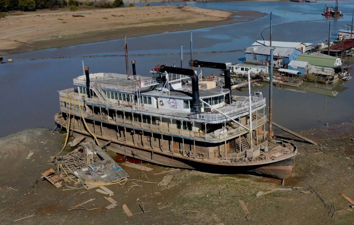 Mississippi Historic Riverboat Casino’s Sunken Shell Exposed by Drought