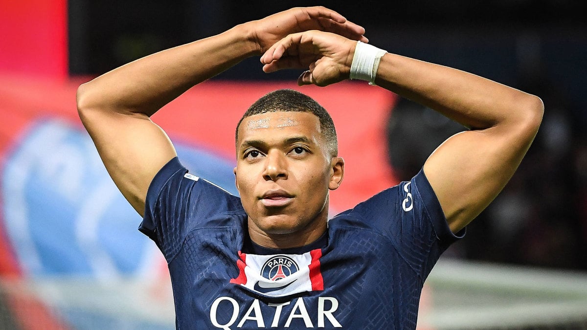 PSG remove Kylian Mbappe from their website