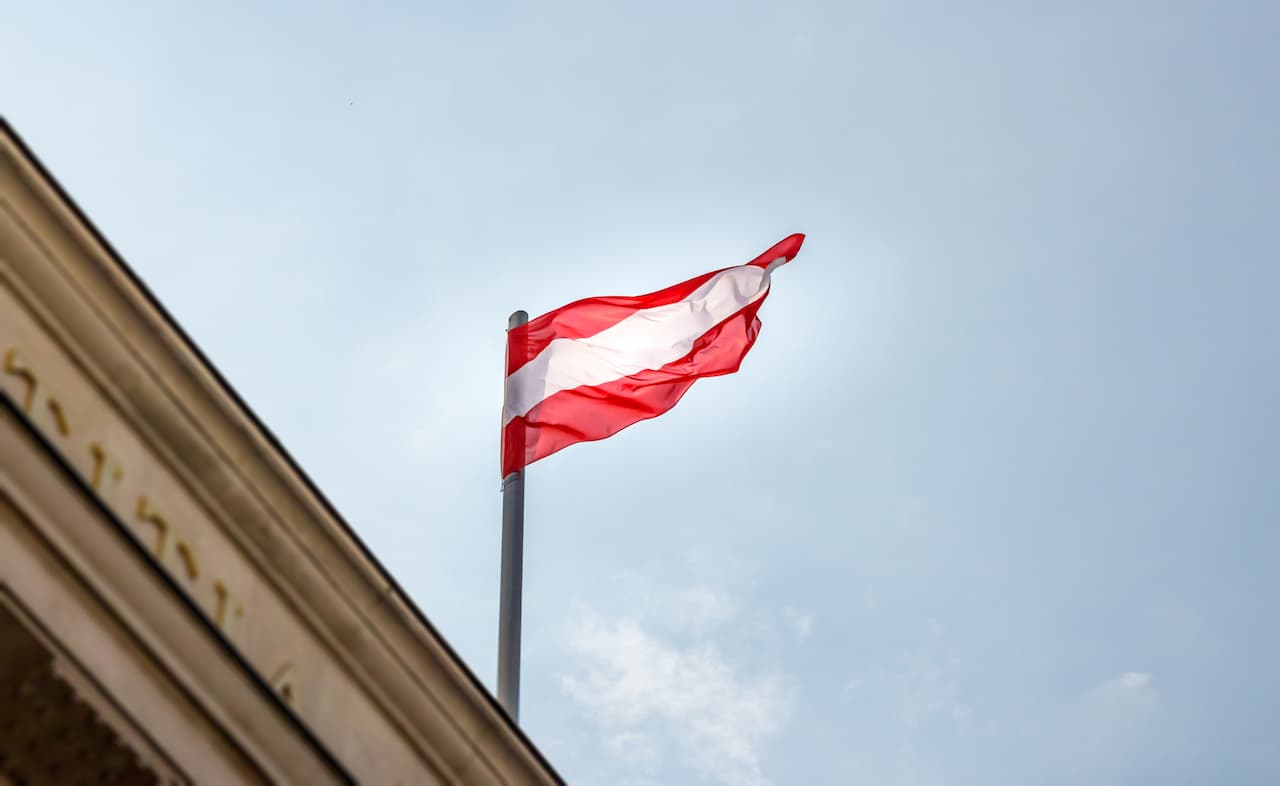 Österreichische Flagge über einem Regierungsgebäude