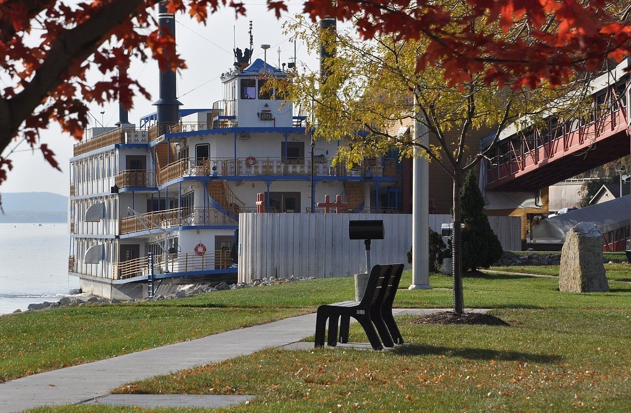 Photo of One of Iowa’s Last Three Riverboat Casinos Moving Ashore – Casino.org