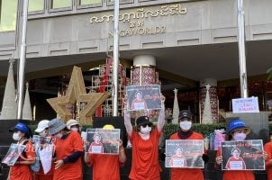 NagaWorld protestors hold signs supporting jailed union leader Chhim Sithar