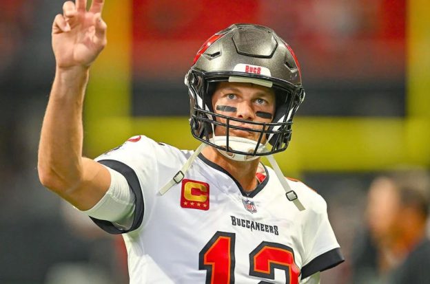 QB Tom Brady waves to the crowd