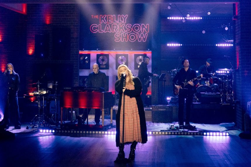 Kelly Clarkson to Retry Las Vegas Residency Canceled by COVID