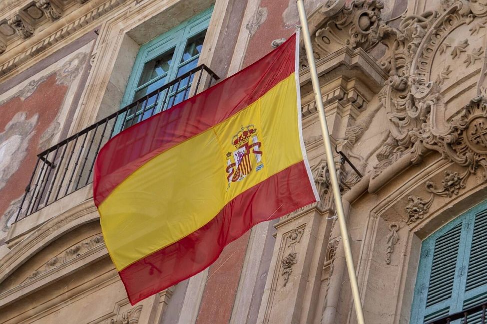 오래된 건물에 스페인 국기가 펄럭인다