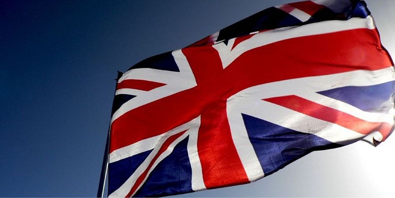Lá cờ Vương quốc Anh tung ra và vẫy