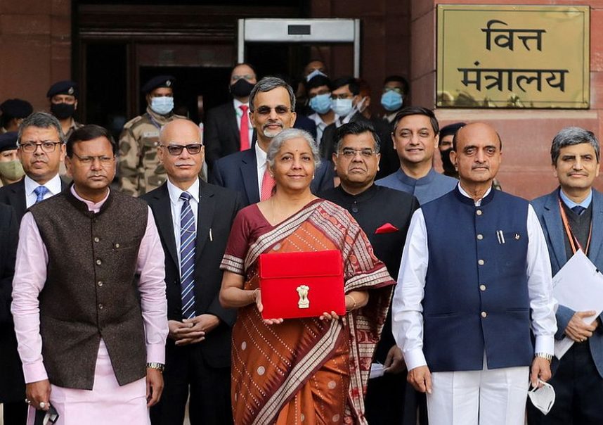 Menteri Keuangan India Nirmala Sitharaman (tengah) bersama pejabat pemerintah sebelum mengumumkan anggaran baru India tahun lalu.